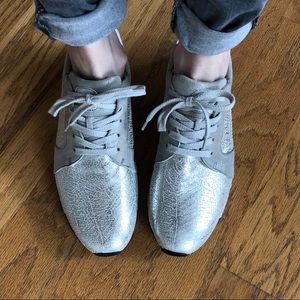 Good used condition silver crinkle Paul Greens